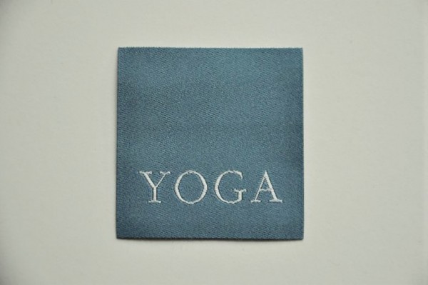 Lifestyle-Label zum Aufnähen - YOGA, blaugrau - 50 x 50mm, Statement Etikett
